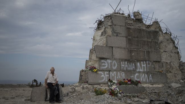 Мужчина у мемориала на кургане Саур-Могила в Донецкой области. Архивное фото Мужчина у мемориала на кургане Саур-Могила в Донецкой области. Архивное фото