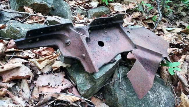 Фрагменты советского военного самолёта на территории Ботанического сада, Владивосток. 21 июня 2018 Фрагменты советского военного самолёта на территории Ботанического сада, Владивосток. 21 июня 2018
