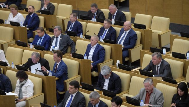 Депутаты на пленарном заседании Государственной Думы РФ. Архивное фото Депутаты на пленарном заседании Государственной Думы РФ. Архивное фото