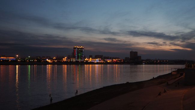 Вид на китайский город Хэйхэ с набережной реки Амур в городе Благовещенске Вид на китайский город Хэйхэ с набережной реки Амур в городе Благовещенске