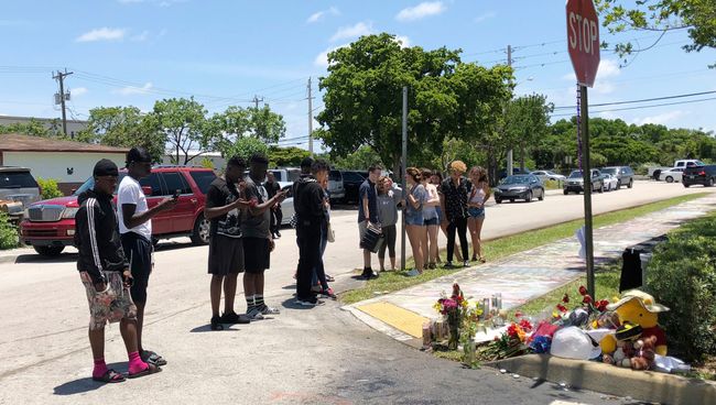 Поклонники на месте убийства американского рэпера XXXTentacion в штате Флорида Поклонники на месте убийства американского рэпера XXXTentacion в штате Флорида