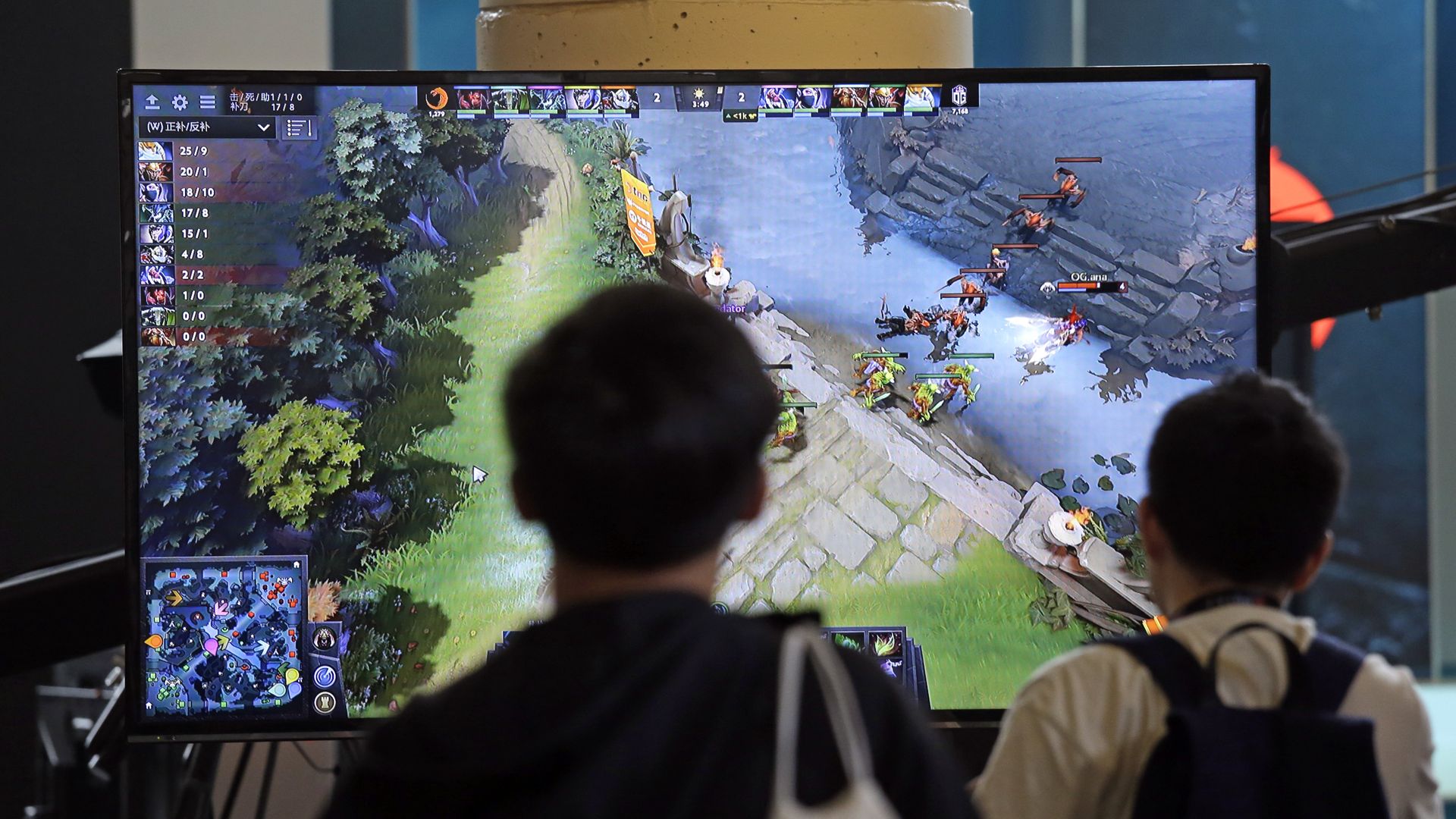 Подростки следят за игрой команд в Dota 2 Подростки следят за игрой команд в Dota 2 - РИА Новости, 1920, 07.12.2025