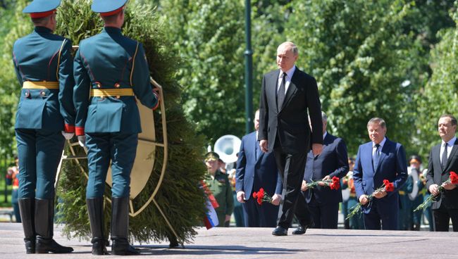 Президент РФ Владимир Путин и председатель правительства РФ Дмитрий Медведев в День памяти и скорби принимают участие в церемонии возложения венков к Могиле Неизвестного Солдата в Александровском саду. 22 июня 2018 Президент РФ Владимир Путин и председатель правительства РФ Дмитрий Медведев в День памяти и скорби принимают участие в церемонии возложения венков к Могиле Неизвестного Солдата в Александровском саду. 22 июня 2018