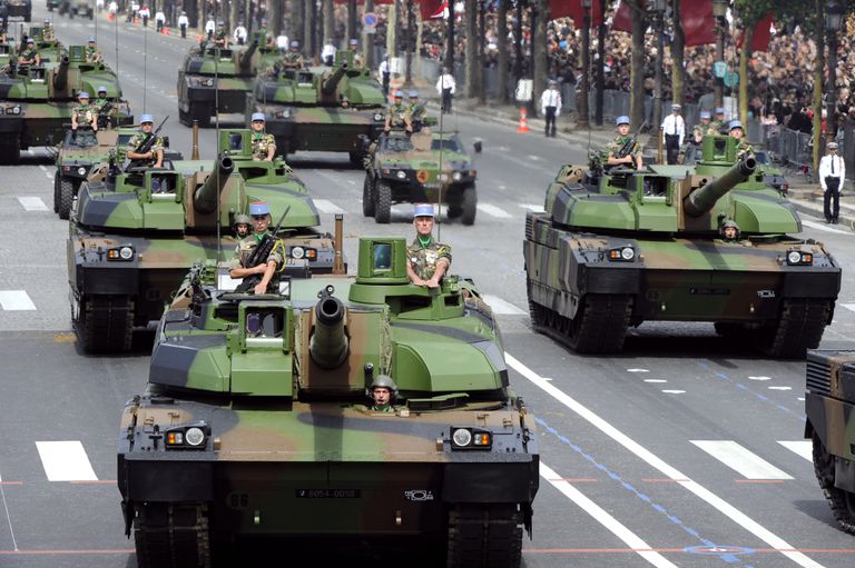 Французский танки AMX-56 Leclerc на параде в День взятия Бастилии на Елисейских полях в Париже 