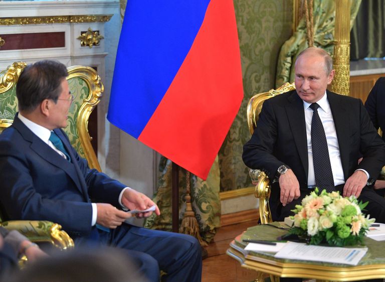 Президент РФ Владимир Путин во время беседы с президентом Республики Корея Мун Чжэ Ином. 22 июня 2018