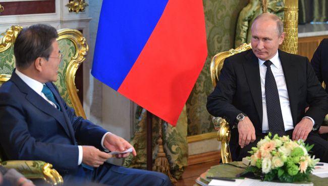 Президент РФ Владимир Путин во время беседы с президентом Республики Корея Мун Чжэ Ином. 22 июня 2018