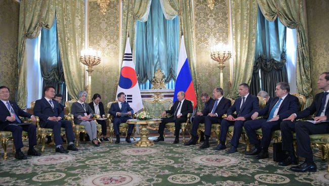 Владимир Путин во время беседы с президентом Республики Корея Мун Чжэ Ином. 22 июня 2018 Владимир Путин во время беседы с президентом Республики Корея Мун Чжэ Ином. 22 июня 2018