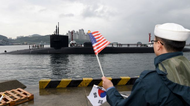 Американская подводная лодка в Южной Корее