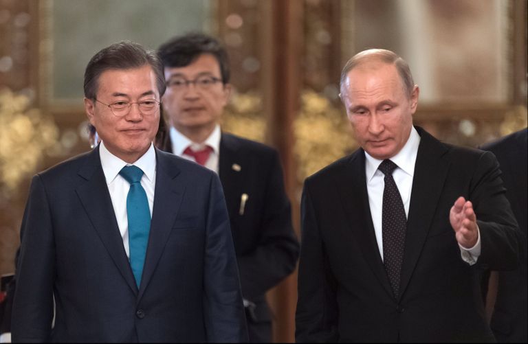 Владимир Путин и президент Республики Корея Мун Чжэ Ин во время церемонии встречи в Кремле. 22 июня 2018
