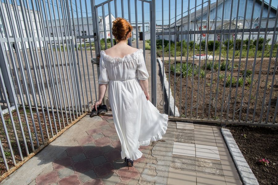 Анастасия в свадебном платье выходит за территорию отряда в комнату длительных свиданий