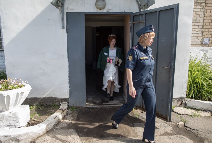 Анастасия выходит из отряда к своему жениху под конвоем 