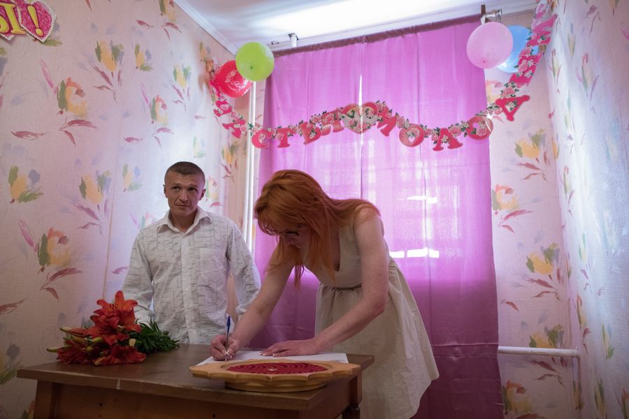 Кольцо только одно - для Яны, Сергею носить украшения на зоне не положено 