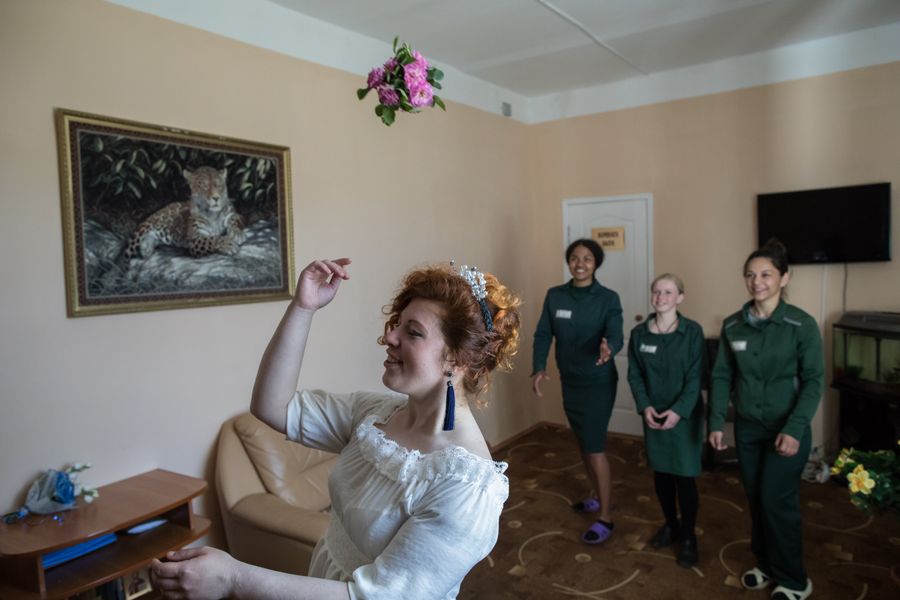 Невеста бросает букет другим осужденным