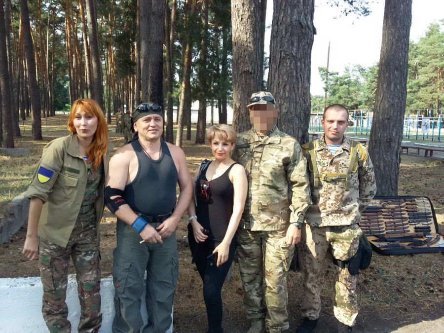 Полигон Национальной гвардии, тренинг, посвященный памяти полковника ГУР Вячеслава Галвы. Слева направо Ирина Рубенштейн,  Андрей Лисогор, волонтер Ирина и Сергей Сановский