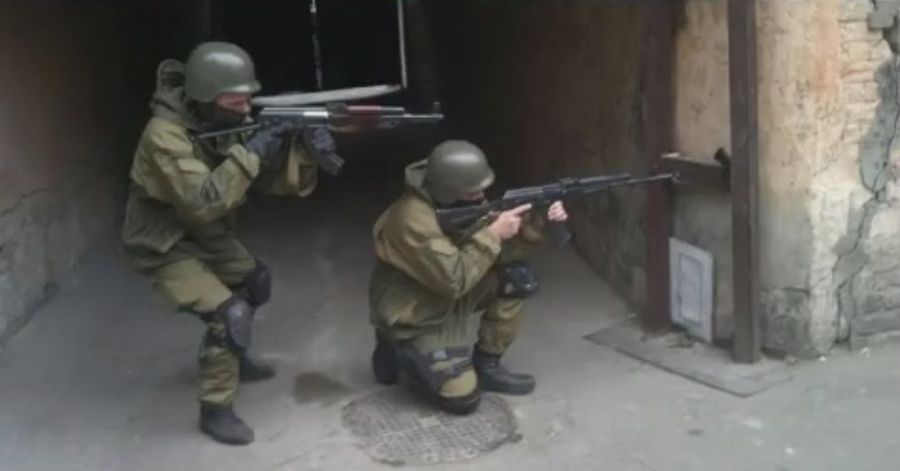 Занятия для инструкторского состава полка Азов по штурму и зачистке зданий, бою в городе. Помещение штаба полка, Киев, переулок Шевченко, дом 5. Сергей Сановский и инструктор по тактической, специальной и огневой подготовке, позывной Руна