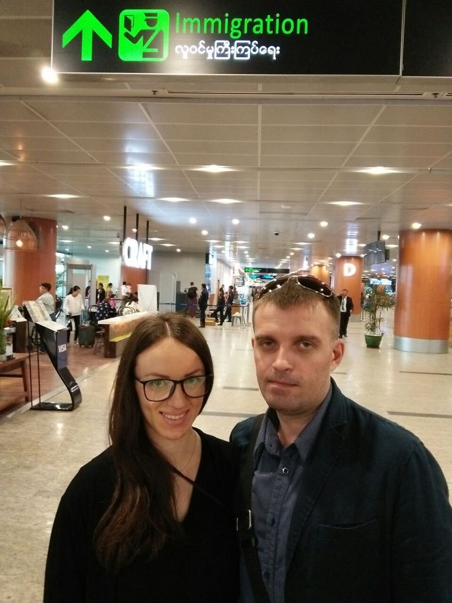 Сергей Сановский и его супруга Татьяна в аэропорту Бангкока
