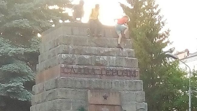 Подростки на памятнике у Вечного огня в Копейске Подростки на памятнике у Вечного огня в Копейске