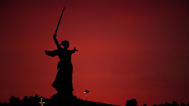Скульптура Родина-мать зовет! на Мамаевом кургане в Волгограде. Архивное фото Скульптура Родина-мать зовет! на Мамаевом кургане в Волгограде. Архивное фото