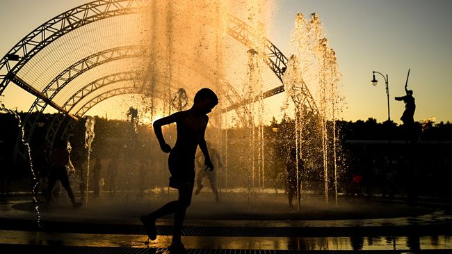 Дети играют в фонтане. Архивное фото Дети играют в фонтане. Архивное фото
