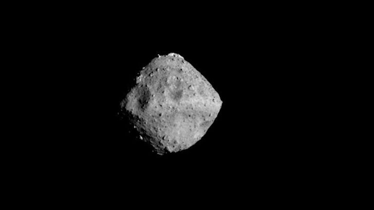 Астероид Рюгю и необычная гора на его поверхности Астероид Рюгю и необычная гора на его поверхности