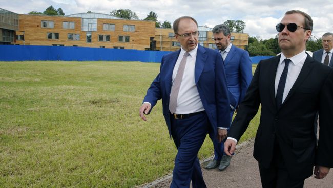 Председатель правительства РФ Дмитрий Медведев во время посещения кампуса Высшей школы менеджмента СПбГУ Михайловская дача. 25 июня 2018