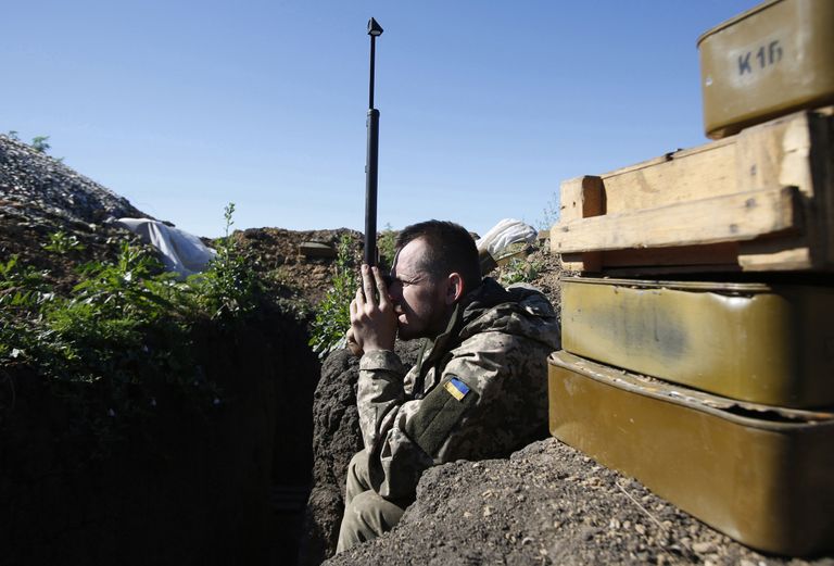 Украинский военный на позиции в районе Мариуполя