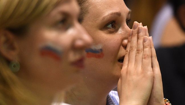 Болельщицы во время просмотра трансляции матча группового этапа чемпионата мира по футболу между сборными Уругваем и России. Архивное фото Болельщицы во время просмотра трансляции матча группового этапа чемпионата мира по футболу между сборными Уругваем и России. Архивное фото
