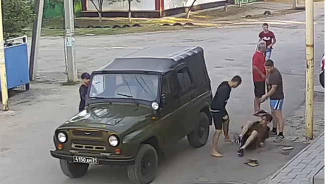 Скриншот с видео, где Данил избивает авиаинженера Игоря Несмелова Скриншот с видео, где Данил избивает авиаинженера Игоря Несмелова