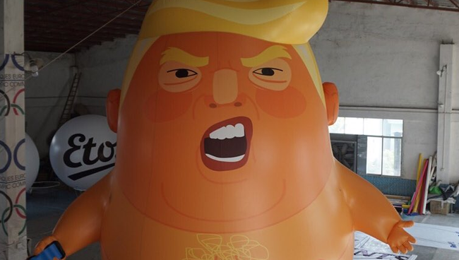 Гигантский воздушный шар в виде президента США Дональда Трампа в образе младенца в Великобритании Гигантский воздушный шар в виде президента США Дональда Трампа в образе младенца в Великобритании