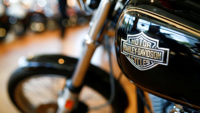 Мотоцикл Harley-Davidson в автосалоне в Лондоне, Великобритания. 22 июня 2018