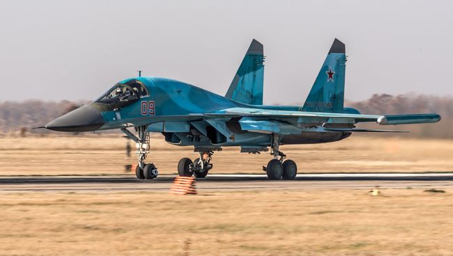 Истребитель-бомбардировщик Су-34 на аэродроме Бутурлиновка (Воронежская область) Истребитель-бомбардировщик Су-34 на аэродроме Бутурлиновка (Воронежская область)