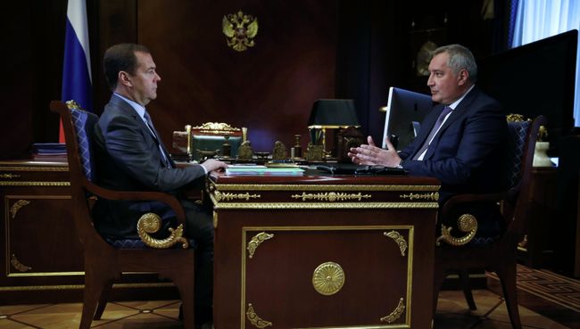 Дмитрий Медведев и глава госкорпорации Роскосмос Дмитрий Рогозин во время встречи. 26 июня 2018 Дмитрий Медведев и глава госкорпорации Роскосмос Дмитрий Рогозин во время встречи. 26 июня 2018