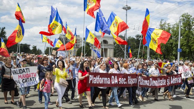 Сторонники Андрея Нэстасе на митинге против решения суда, не признавшего итоги голосования. Архивное фото Сторонники Андрея Нэстасе на митинге против решения суда, не признавшего итоги голосования. Архивное фото