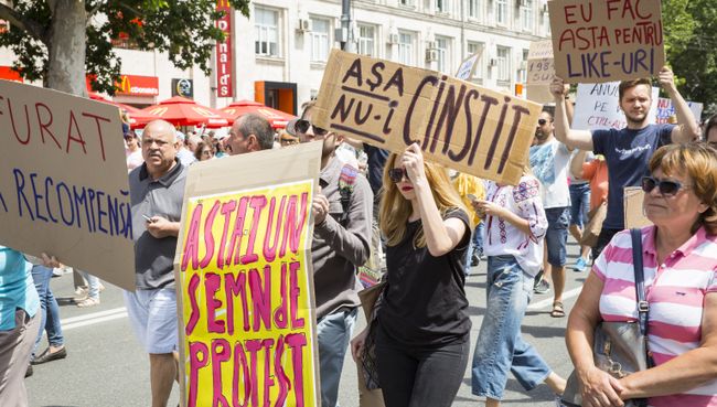 Сторонники Андрея Нэстасе на митинге против решения суда, не признавшего итоги голосования. 26 июня 2018 Сторонники Андрея Нэстасе на митинге против решения суда, не признавшего итоги голосования. 26 июня 2018