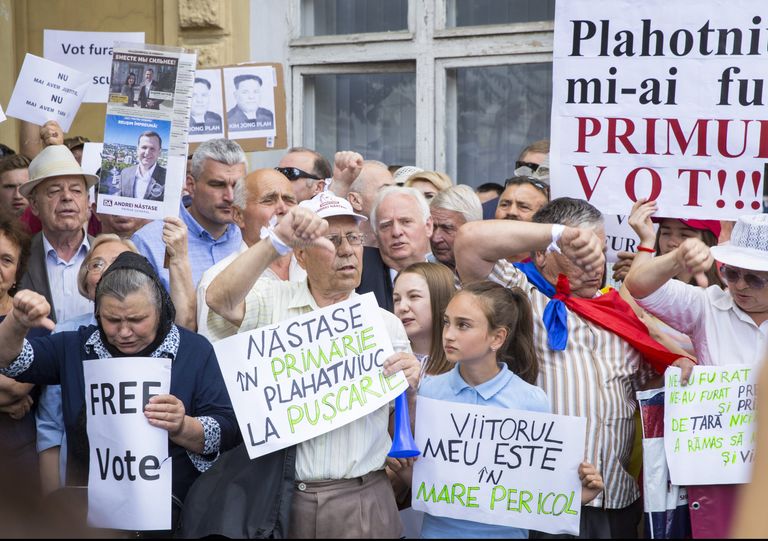 Сторонники Андрея Нэстасе на митинге против решения суда, не признавшего итоги голосования. 26 июня 2018
