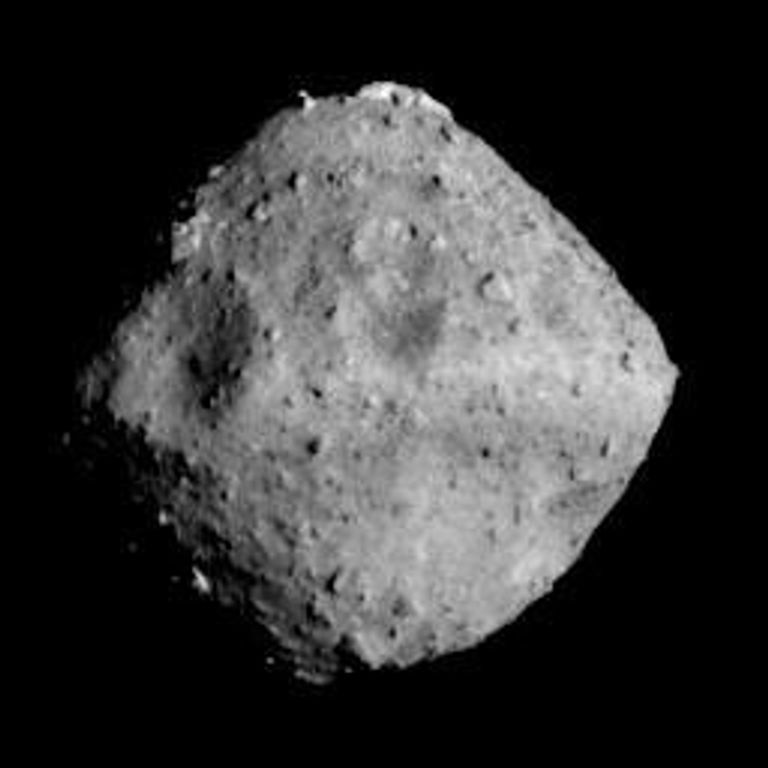 Астероид Рюгу, снимок сделанный с растояния 40 км зондом Хаябуса-2 Астероид Рюгу, снимок сделанный с растояния 40 км зондом Хаябуса-2