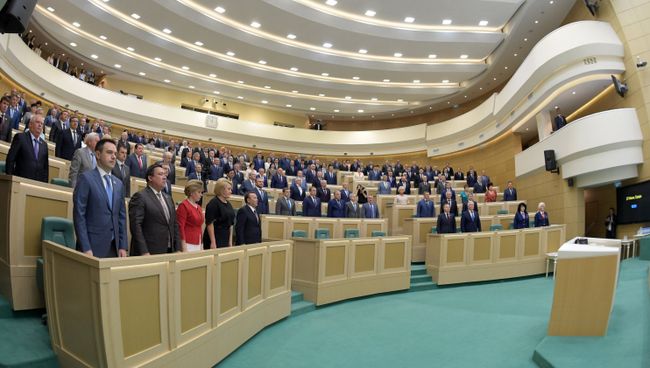 Сенаторы перед началом заседания Совета Федерации. Архивное фото