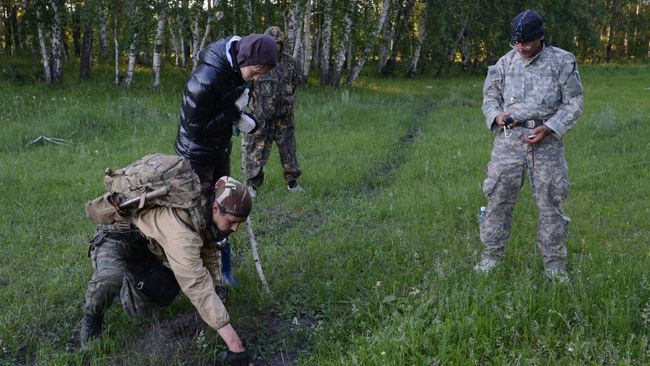 Поисковая группа во время розыска пропавшего ребенка. Архивное фото Поисковая группа во время розыска пропавшего ребенка. Архивное фото
