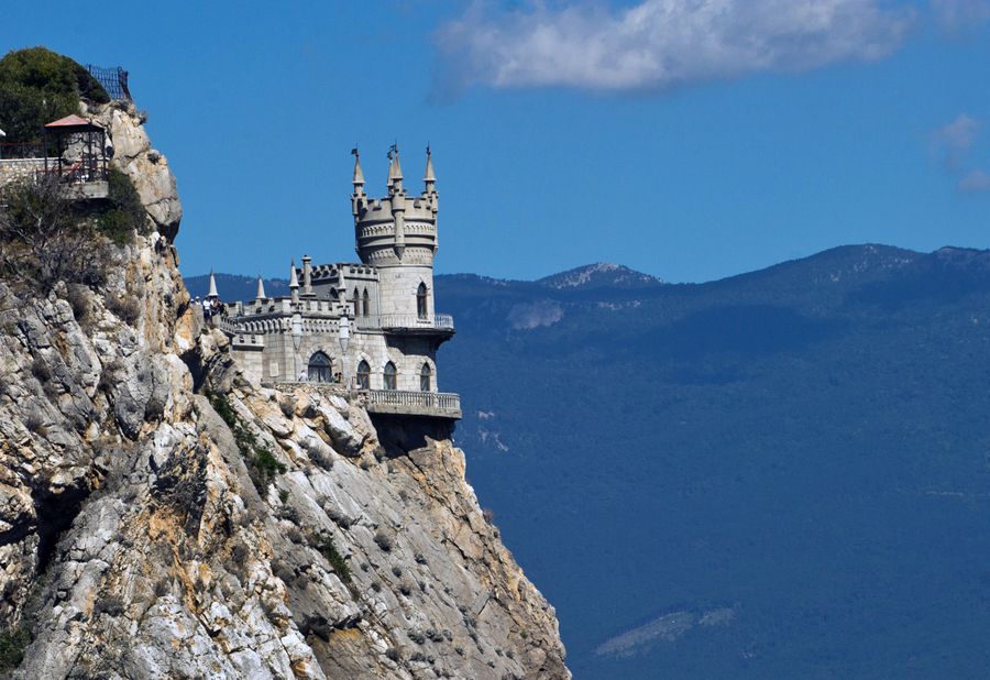 Замок Ласточкино гнездо на береговой скале в поселке Гаспра в Крыму. Замок Ласточкино гнездо на береговой скале в поселке Гаспра в Крыму.