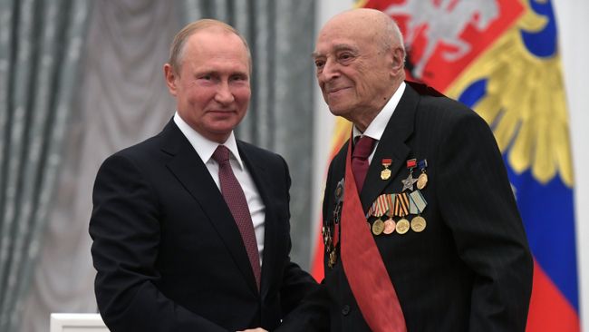 Президент РФ Владимир Путин и артист Государственного академического театра имени Евгения Вахтангова Владимир Этуш на церемонии вручения государственных наград. 27 июня 2018 Президент РФ Владимир Путин и артист Государственного академического театра имени Евгения Вахтангова Владимир Этуш на церемонии вручения государственных наград. 27 июня 2018