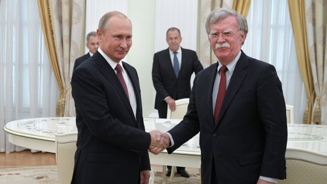 Президент РФ Владимир Путин и советник президента США по вопросам национальной безопасности Джон Болтон. 27 июня 2018