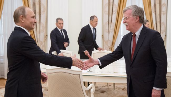 Президент РФ Владимир Путин и советник президента США по вопросам национальной безопасности Джон Болтон во время встречи в Кремле. 27 июня 2018
