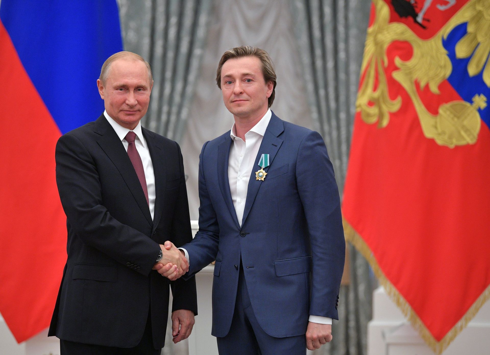 Президент РФ Владимир Путин и художественный руководитель Центра развития театрального искусства Московский Губернский театр Сергей Безруков  на церемонии вручения государственных наград в Екатерининском зале Кремля. 27 июня 2018 - РИА Новости, 1920, 13.09.2025