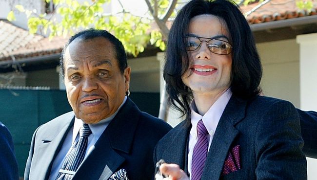 Майкл Джексон со своим отцом Джо. Архивное фото Майкл Джексон со своим отцом Джо. Архивное фото