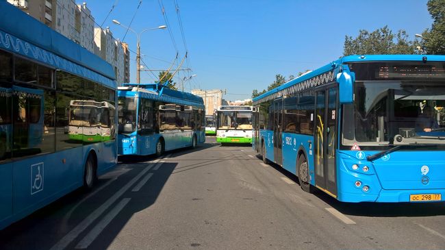 Пробка из автобусов и троллейбусов на северо-западе Москвы Пробка из автобусов и троллейбусов на северо-западе Москвы