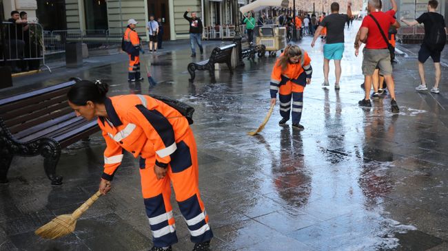 Уборка Никольской улицы в Москве Уборка Никольской улицы в Москве