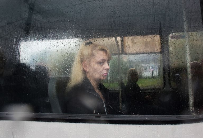 Женщина в автобусе во время дождя в Москве Женщина в автобусе во время дождя в Москве