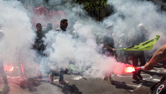 Участники акции протеста против экономических реформ президента Франции Эммануэля Макрона в Париже. 28 июня 2018 Участники акции протеста против экономических реформ президента Франции Эммануэля Макрона в Париже. 28 июня 2018