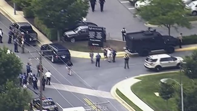Ситуация у офиса издания Capital Gazette в Аннаполисе, США. 28 июня 2018 (стоп-кадр видео) Ситуация у офиса издания Capital Gazette в Аннаполисе, США. 28 июня 2018 (стоп-кадр видео)