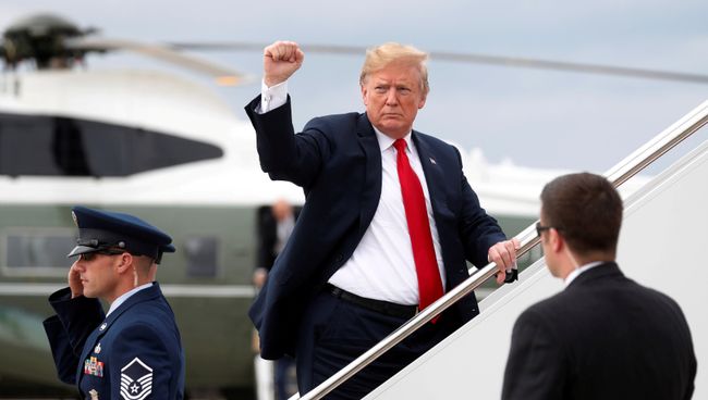 Президент США Дональд Трамп поднимается на борт номер один. 27 июня 2018 Президент США Дональд Трамп поднимается на борт номер один. 27 июня 2018